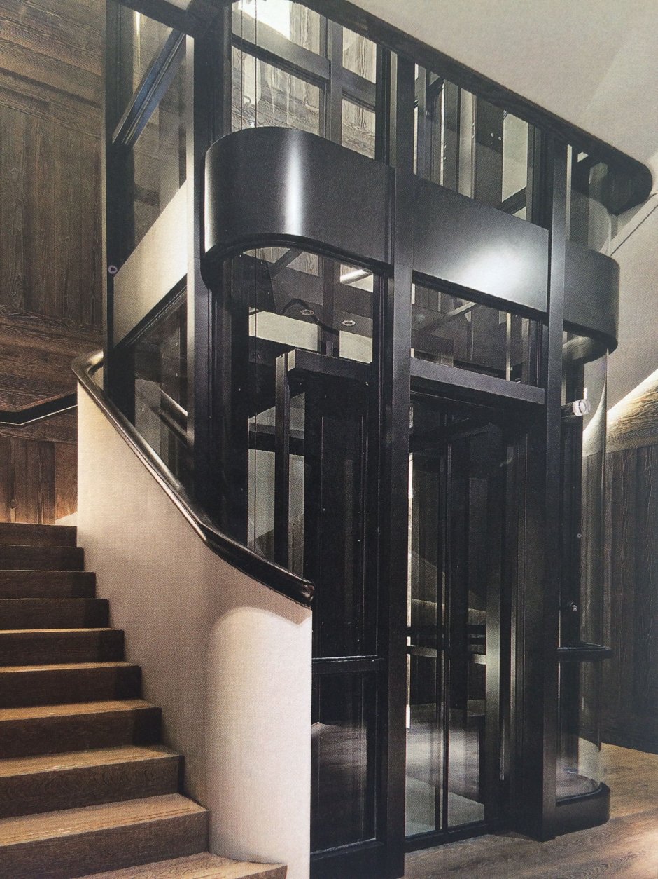Винтовая лестница вокруг лифта