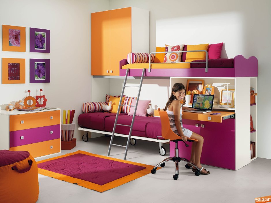 Детская комната с оранжевой мебелью