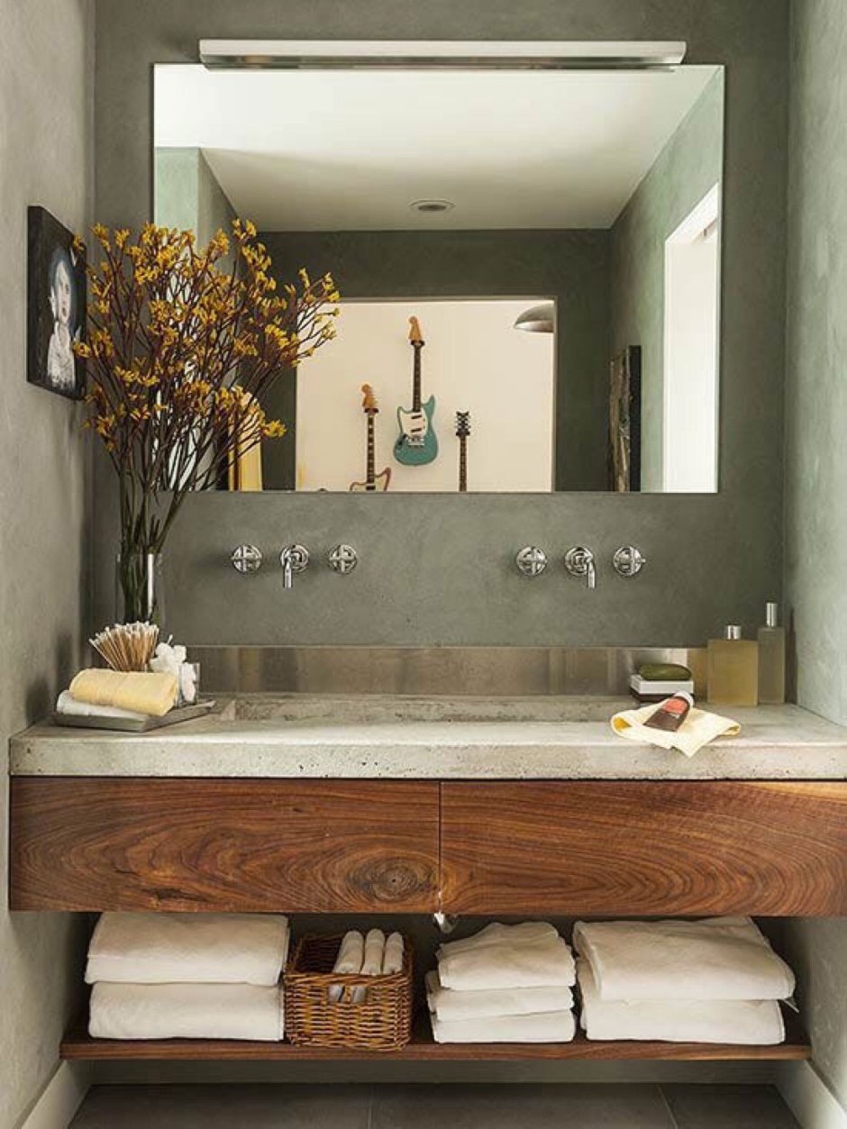 Современная ванная комната с деревянной столешницей