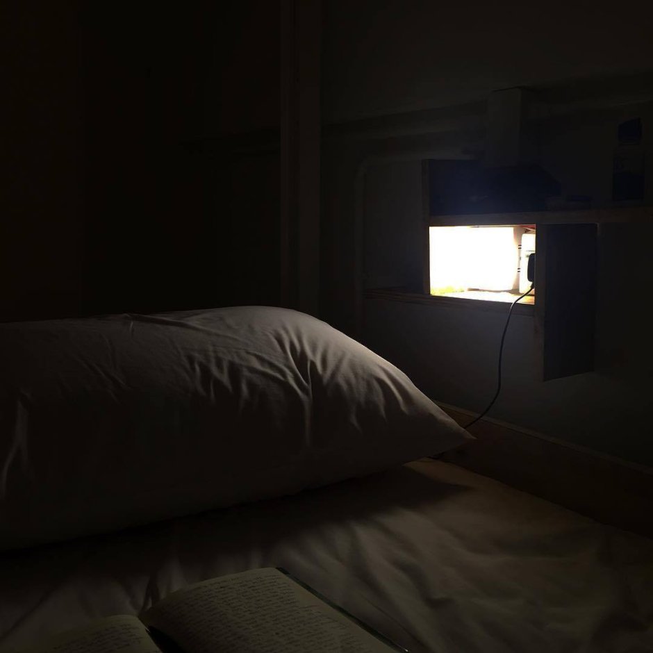 Кровать в тёмной комнате ночью