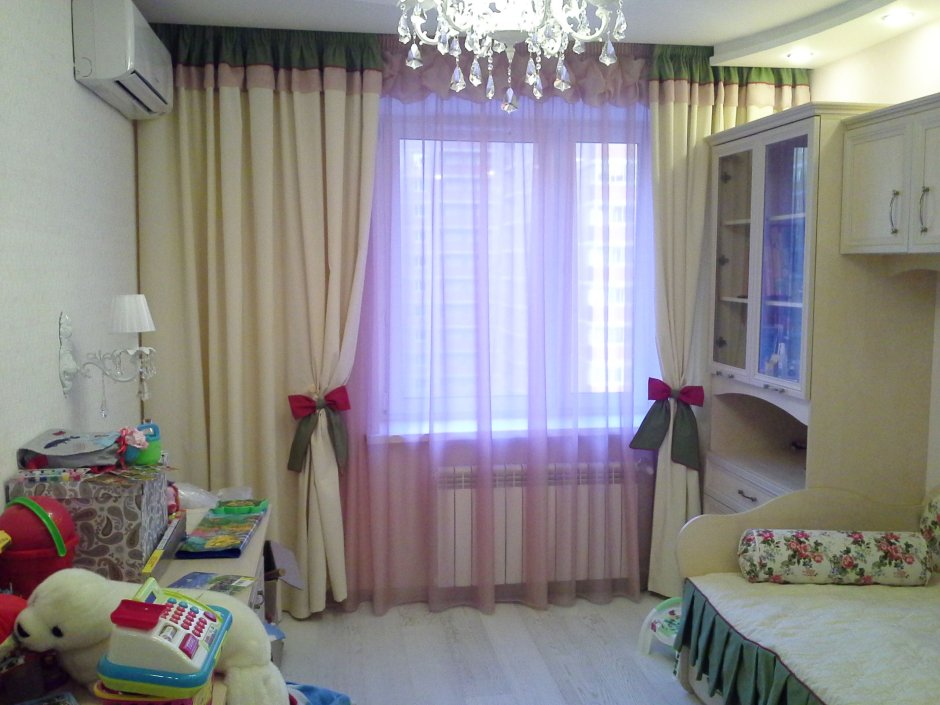 Бирюзовые шторы в интерьере детской
