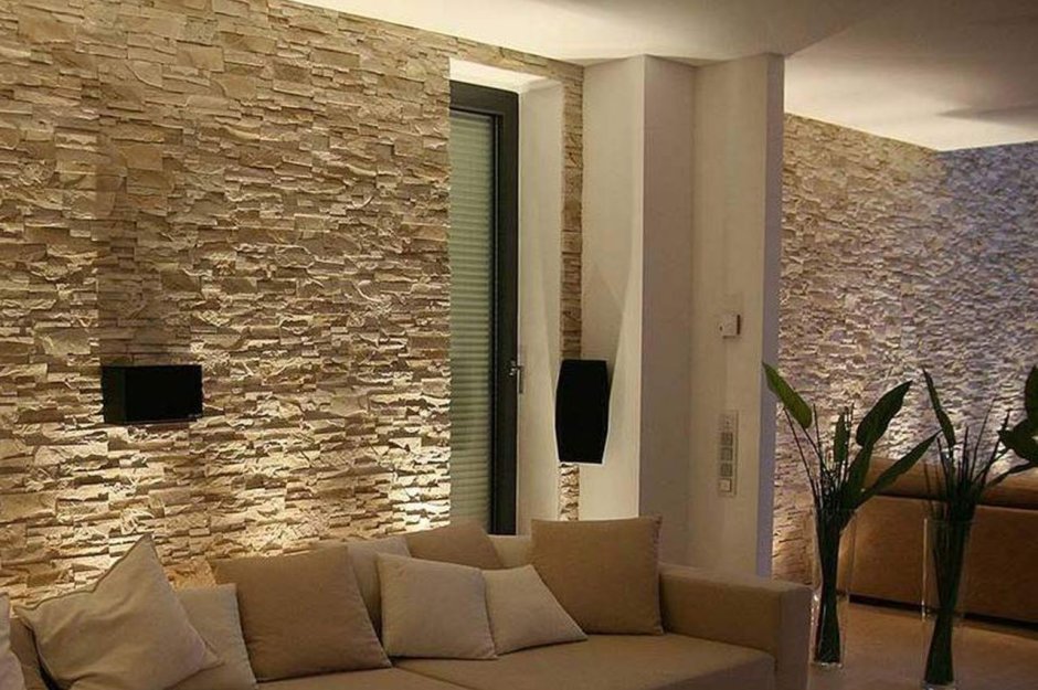 Отделка стен декоративным камнем в гостиной