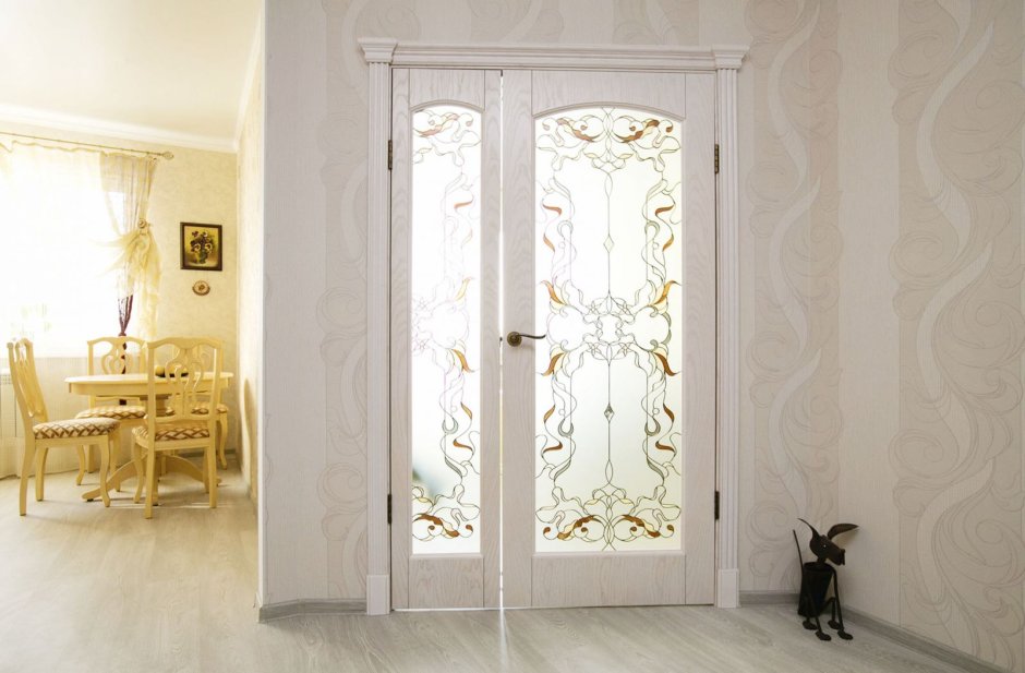 Белые двери со стеклом