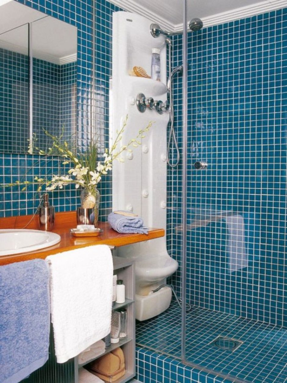 Маленькая ванная комната с душевым поддоном