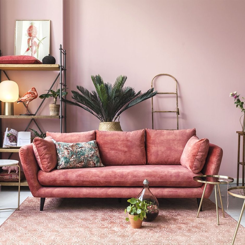 Пепельно розовый диван в интерьере