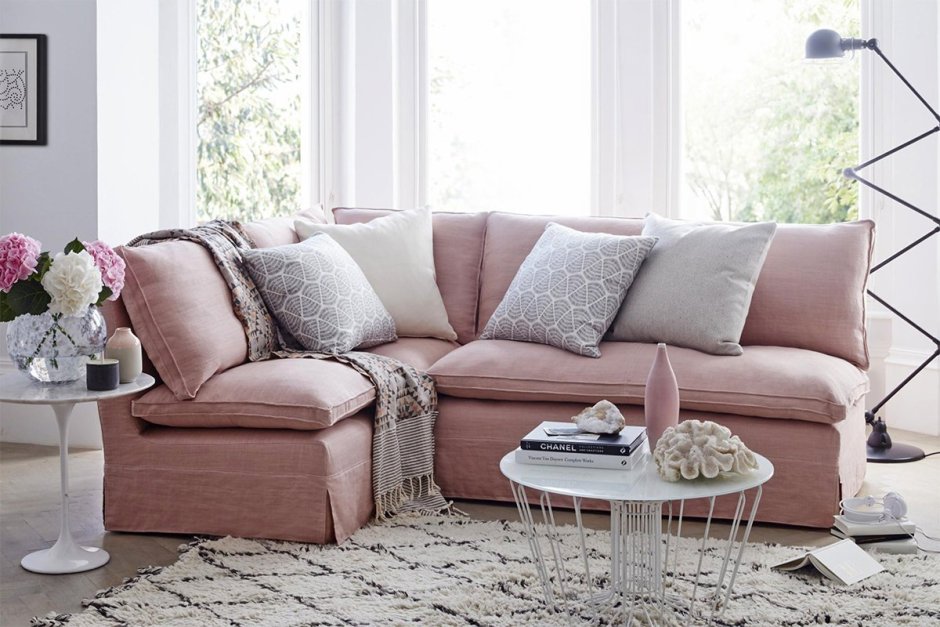 Пыльно розовый диван в интерьере