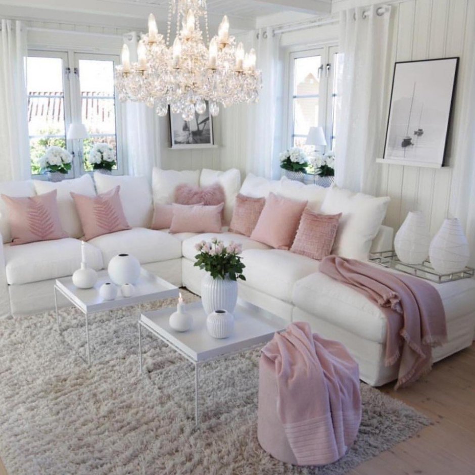 Розовый велюровый диван
