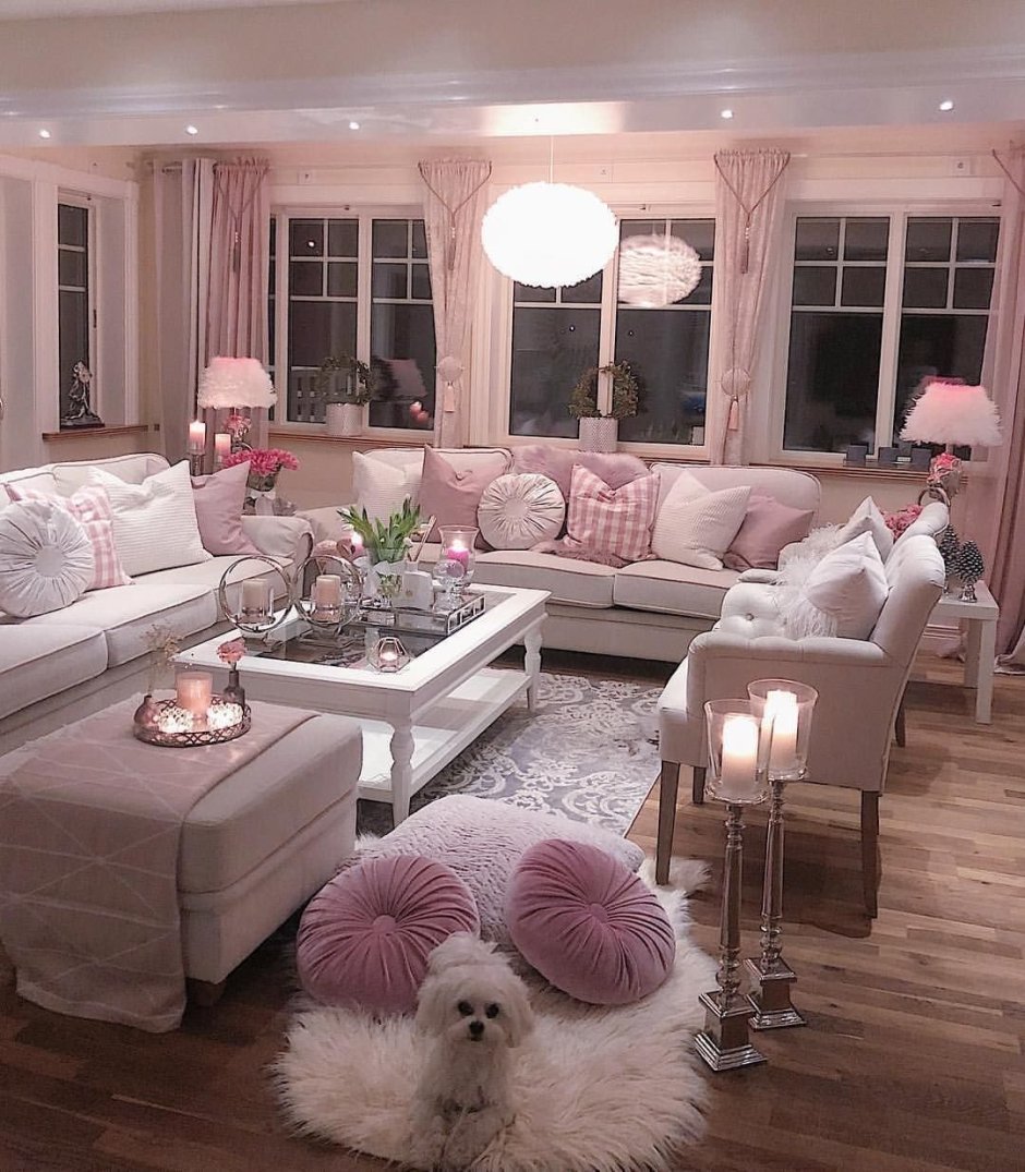 Серо-розовый интерьер гостиной