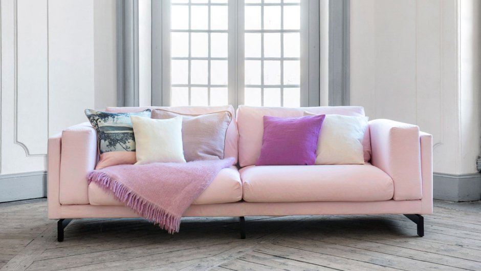 Пудровый диван в интерьере