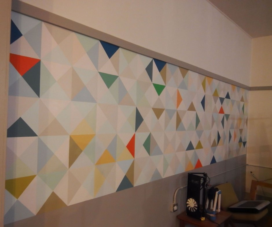 Треугольники на стене в детской