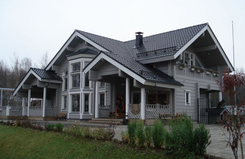Деревянный дом с серой крышей