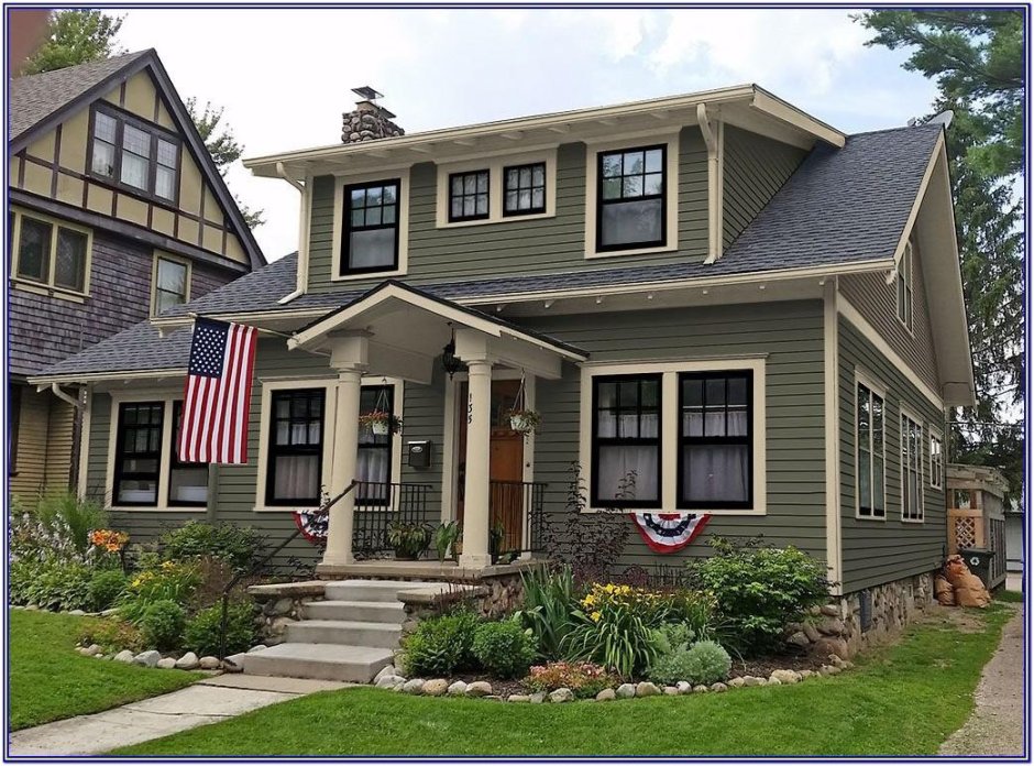 Серый дом в американском стиле