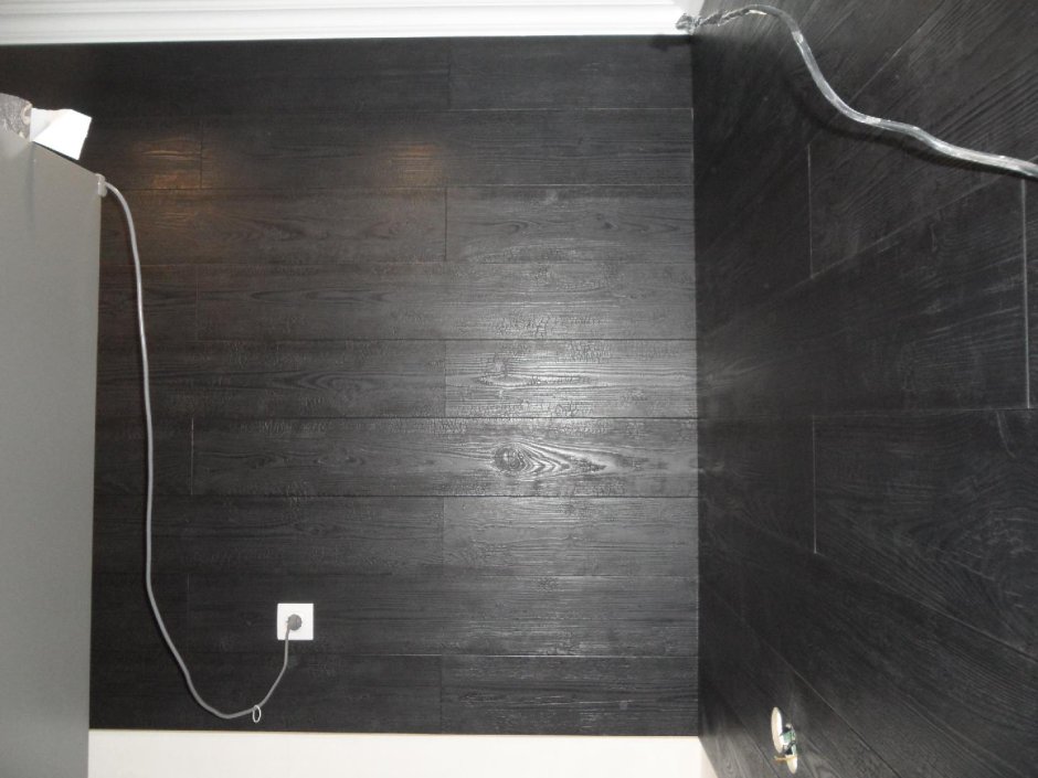 Черный ламинат на стене кухня