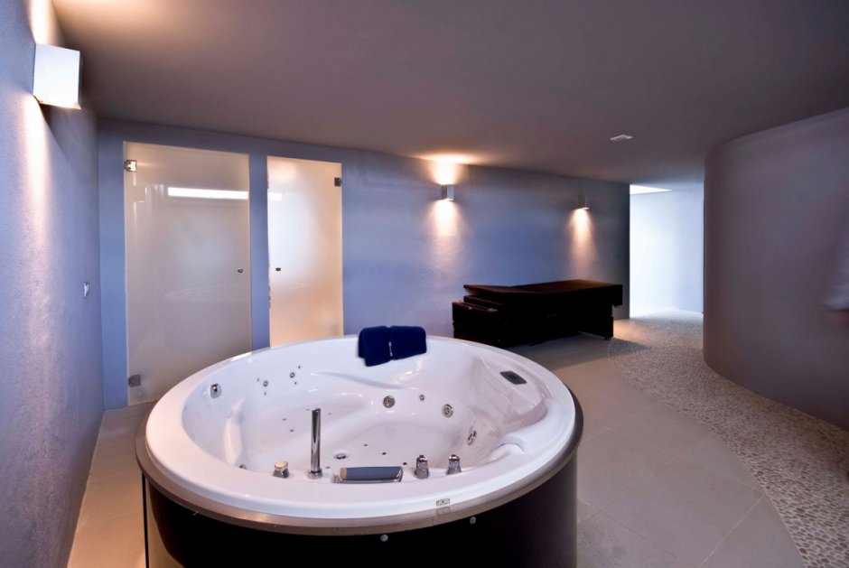 Интерьер ванной комнаты с джакузи
