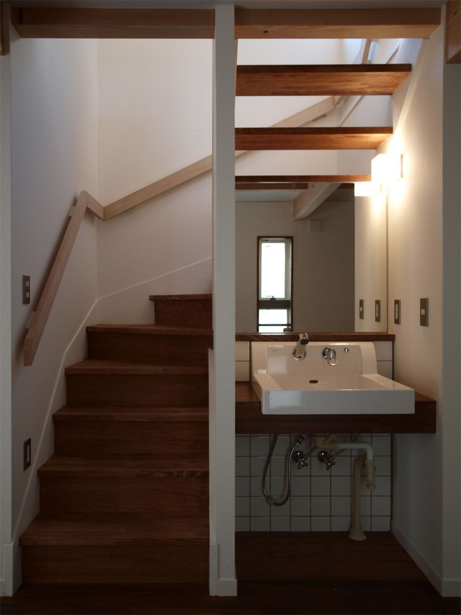 Туалетная комната под лестницей