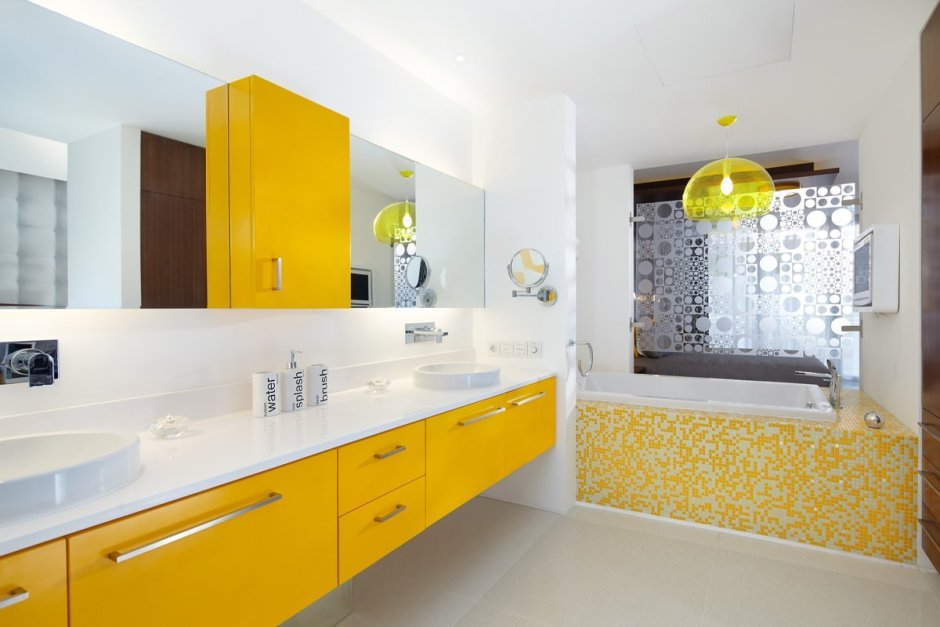 Интерьер в бело-желтом цвете ванная