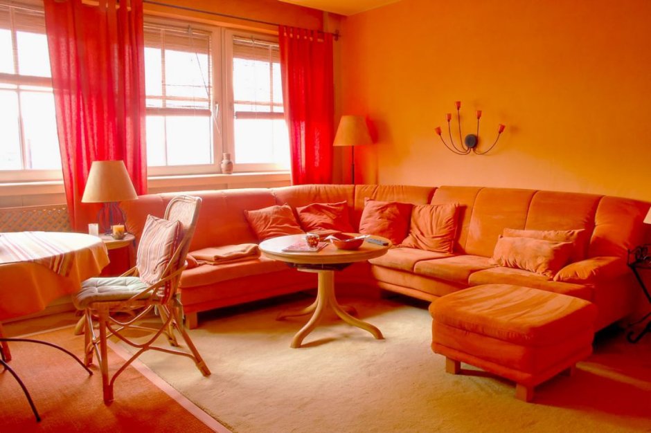 Рыжая мебель в интерьере гостиной