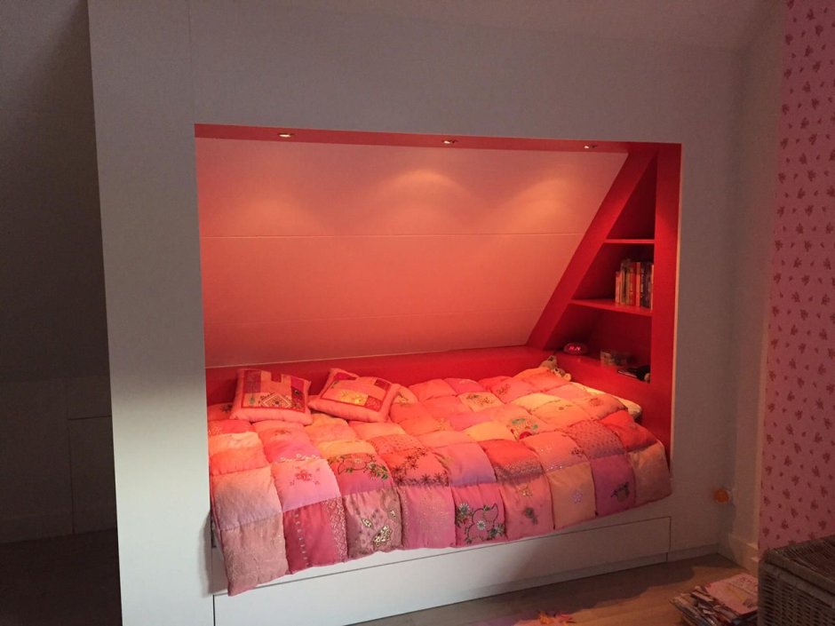 Кровать с потайной комнатой для девочки