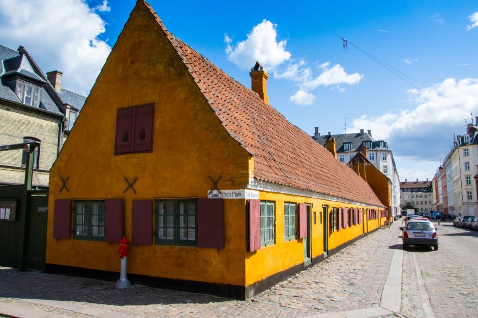 Дания оранжевый домик Андерсена