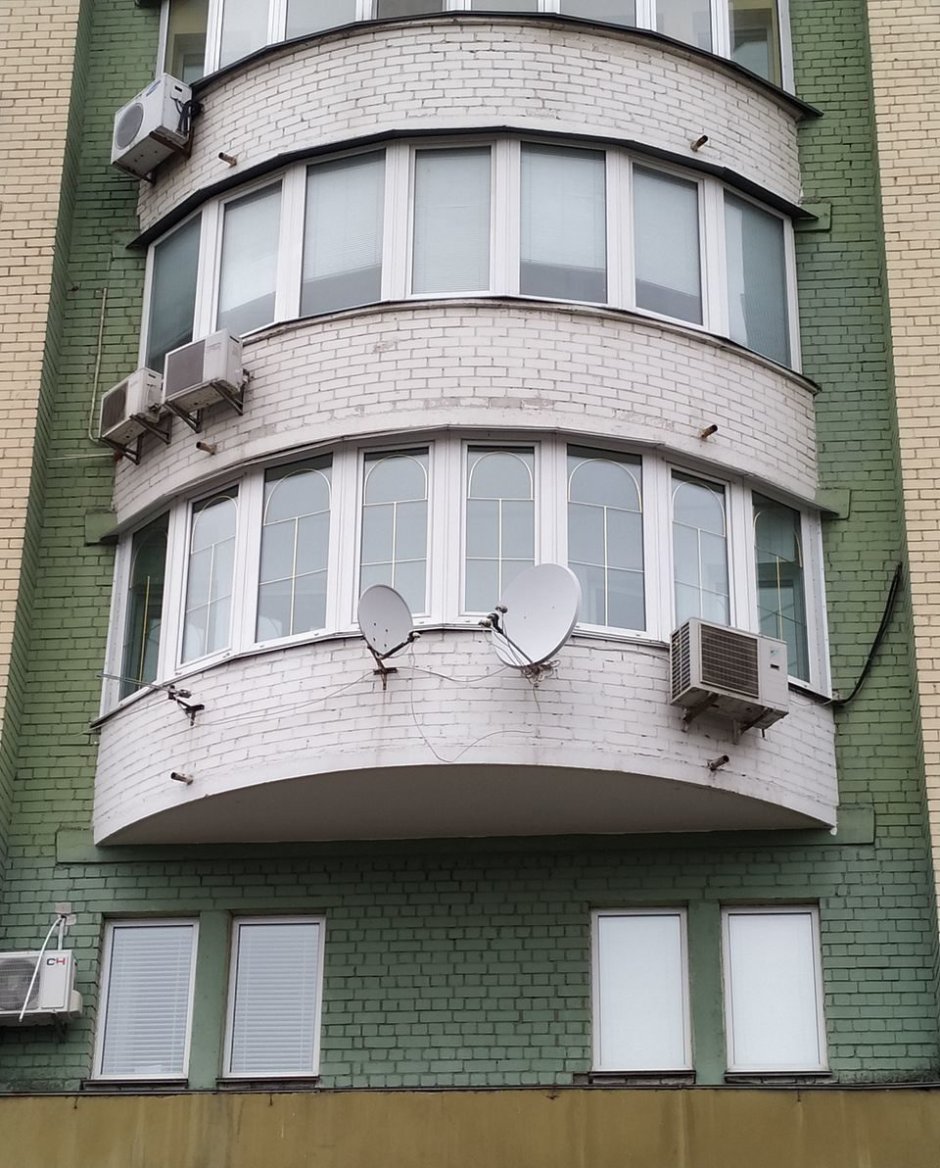 Полукруглый балкон в современном стиле
