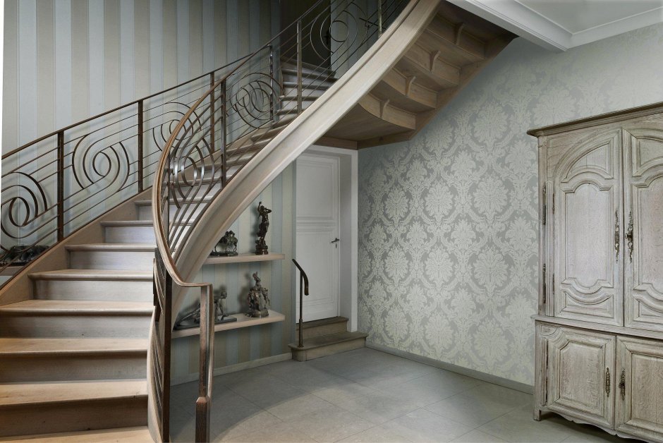 Интерьере под лестницей в классическом стиле
