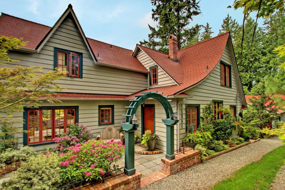 Дачный дом с зелёной крышей из дерева в скандинавском стиле