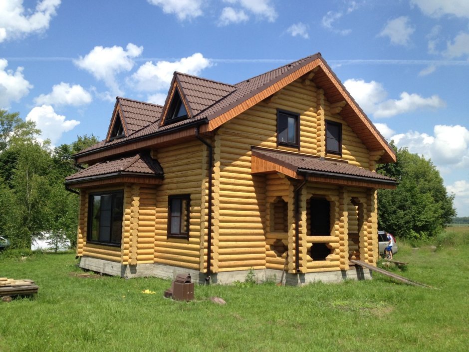 Дом коричневый с белым