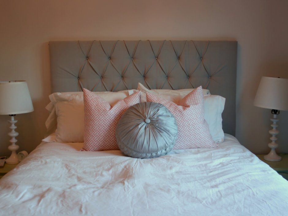 Подушки на стену у кровати