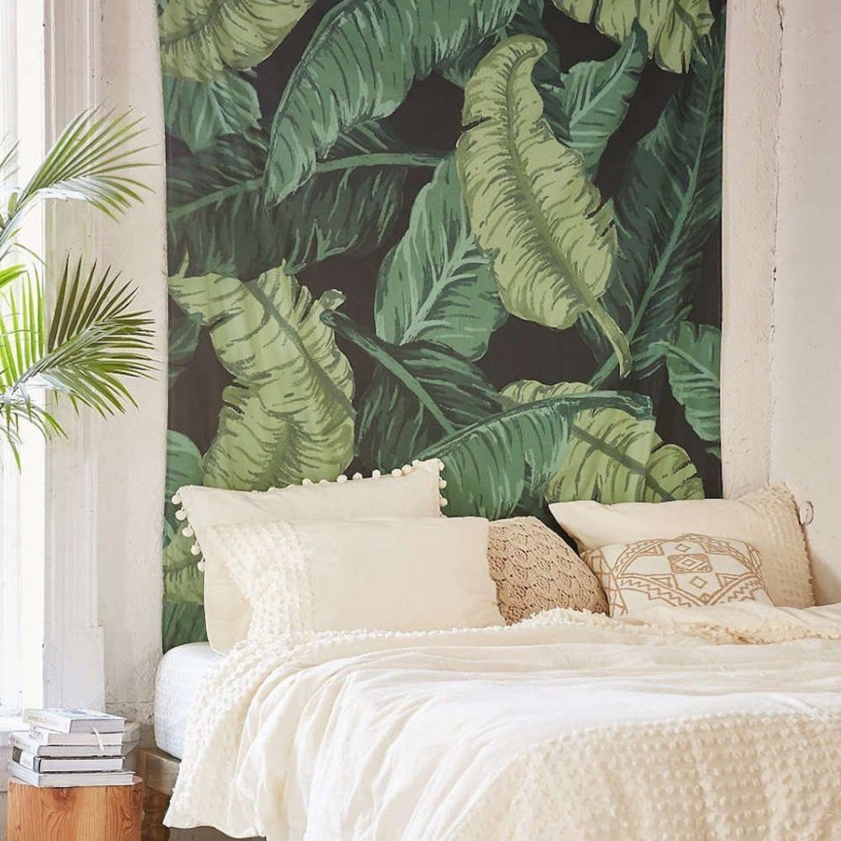 Тропические листья в интерьере спальни