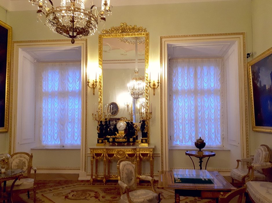 Малиновая гостиная Гатчинского дворца