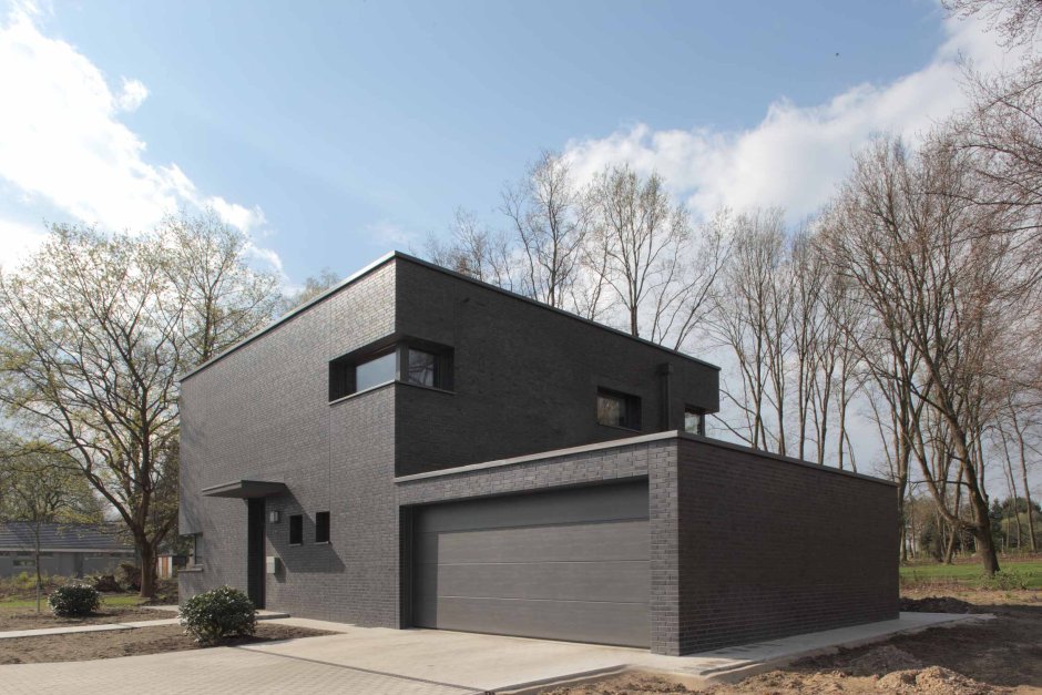 Серый дом с плоской крышей