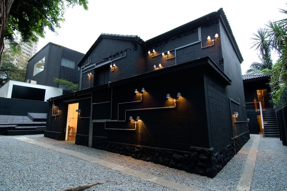 Черный дом с подсветкой фасада