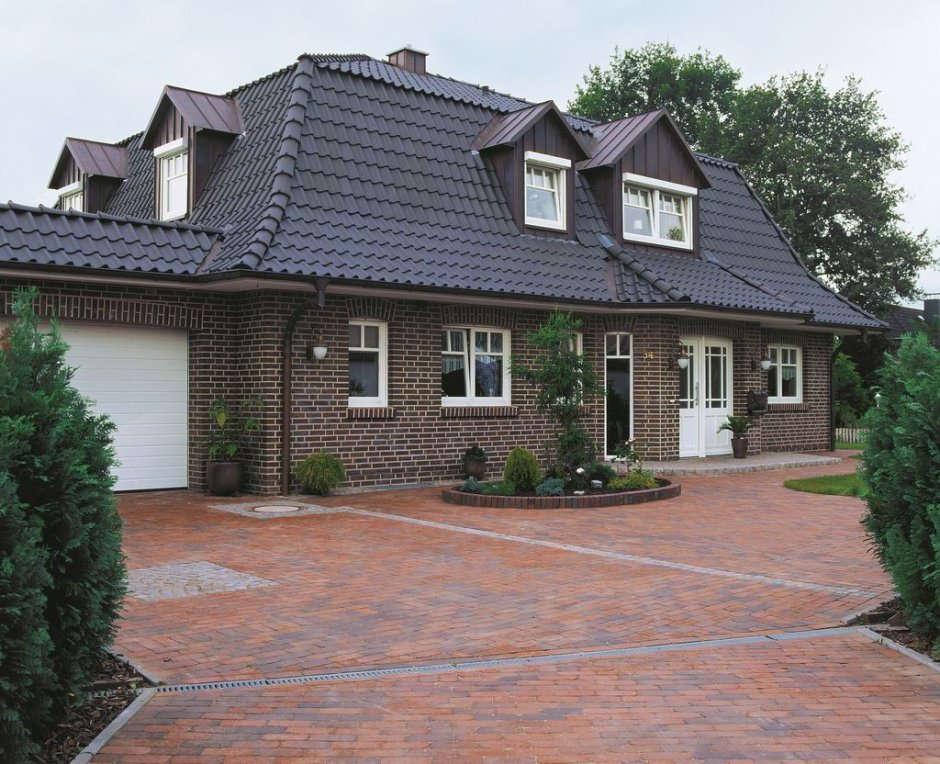 Кирпичный дом с коричневой крышей