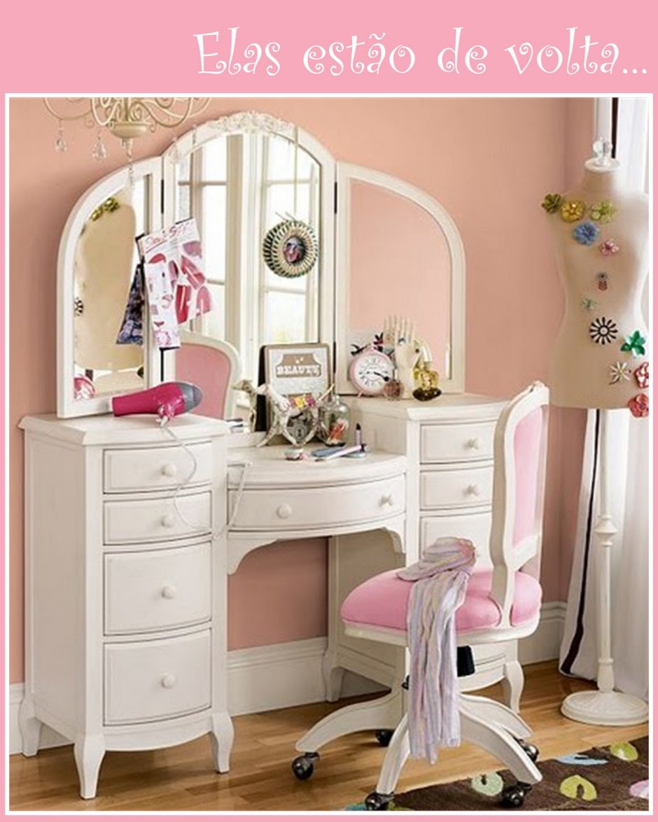 Комната для девочек с зеркалом и маленьким столиком