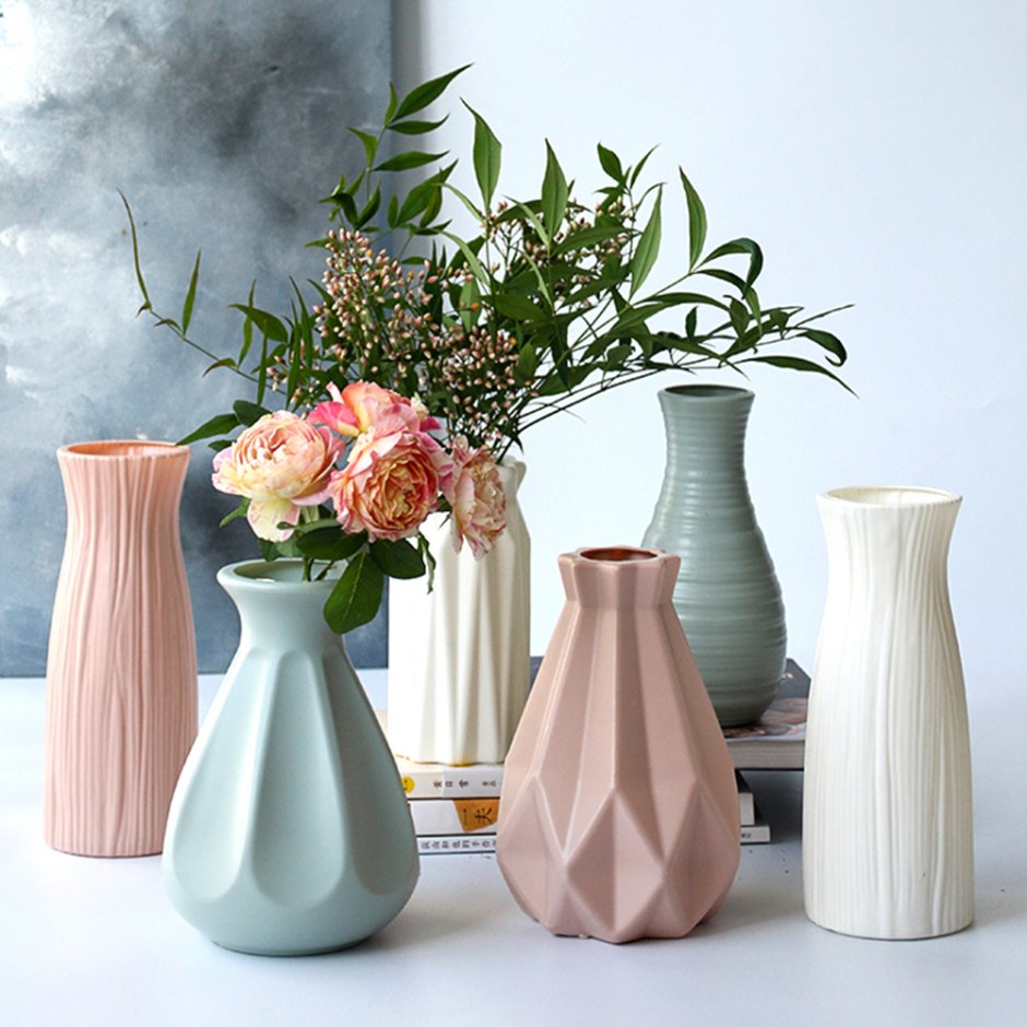Металлическая ваза для цветов в интерьере