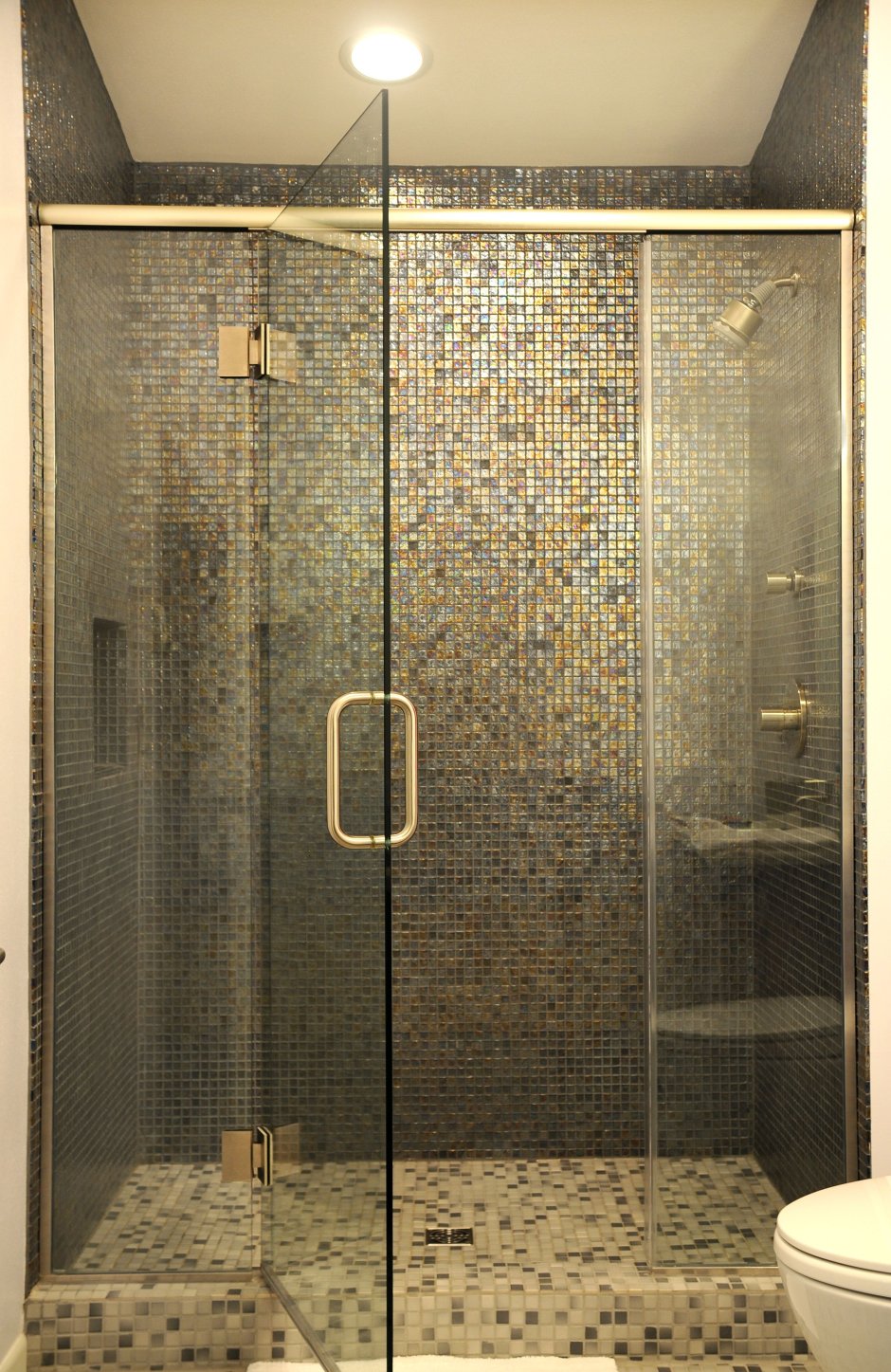 Ванная комната с душевой из плитки
