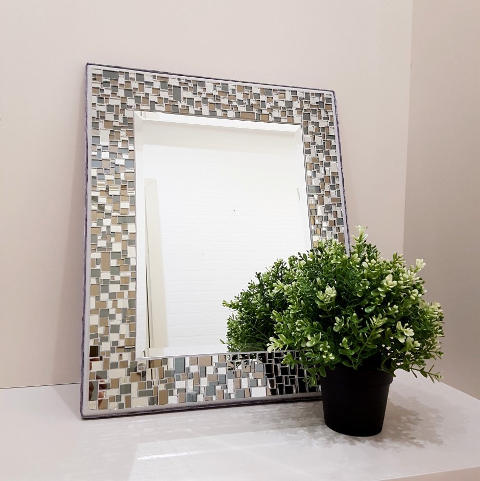 Декор из зеркальной мозаики на стене в ванной