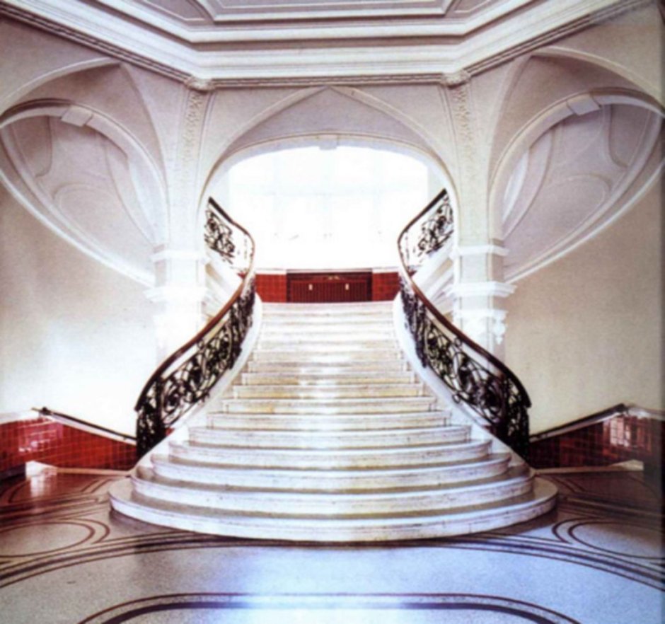 Холл дубовая лестница большой Петергофский дворец