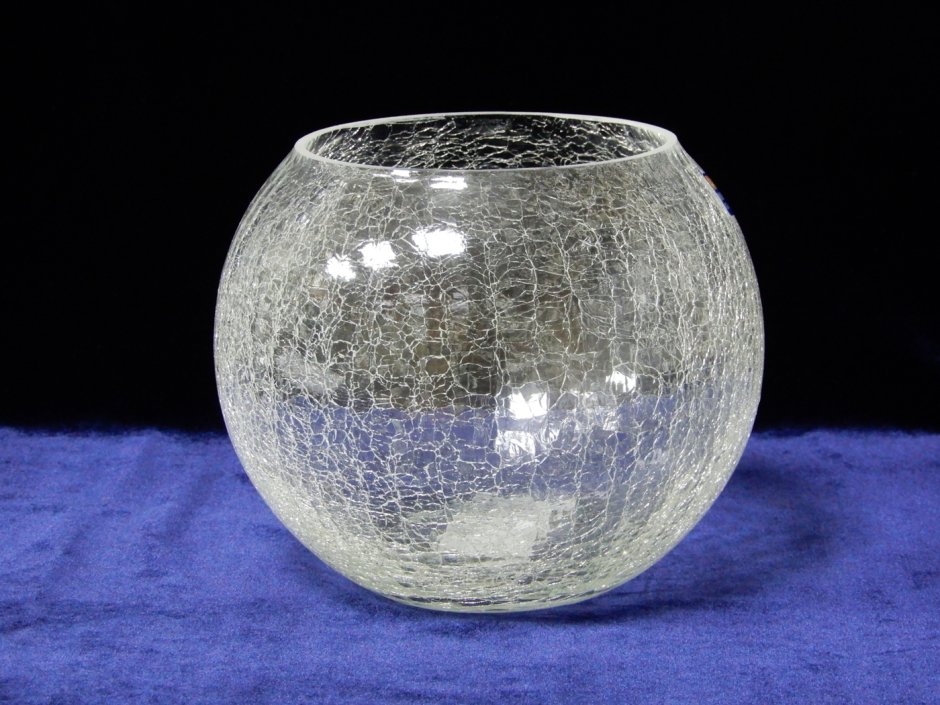 Прозрачная ваза с водой