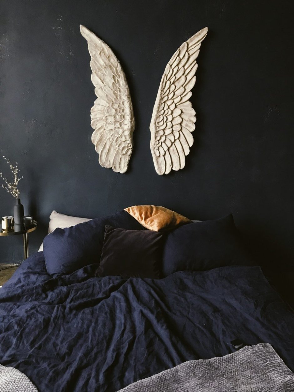 Крылья демона на стене