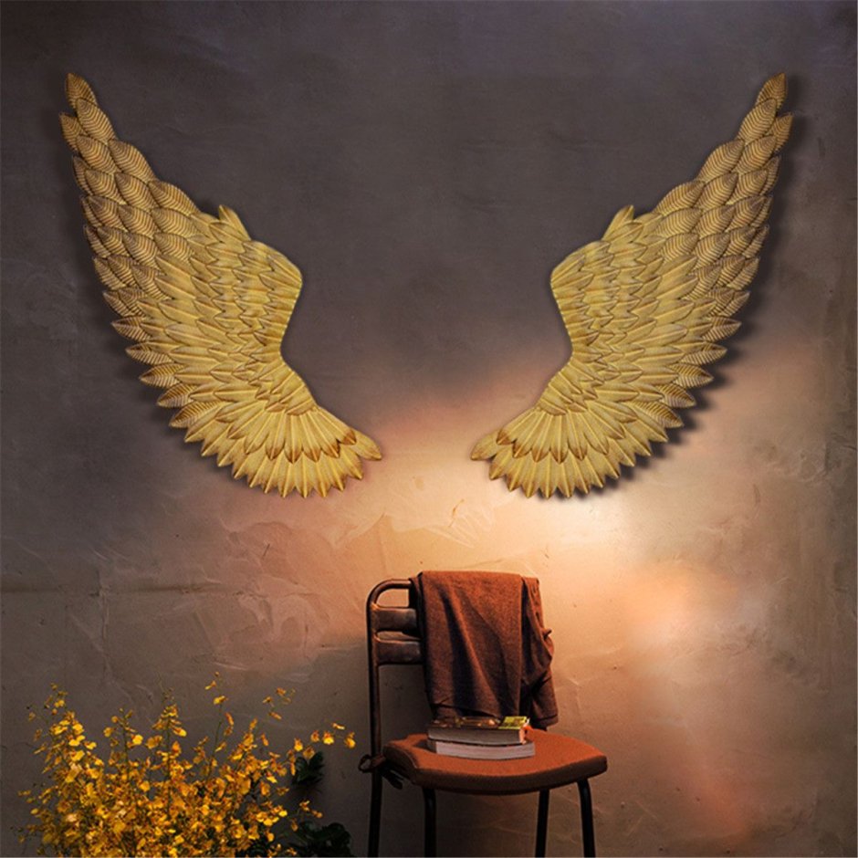 Крылья на стене
