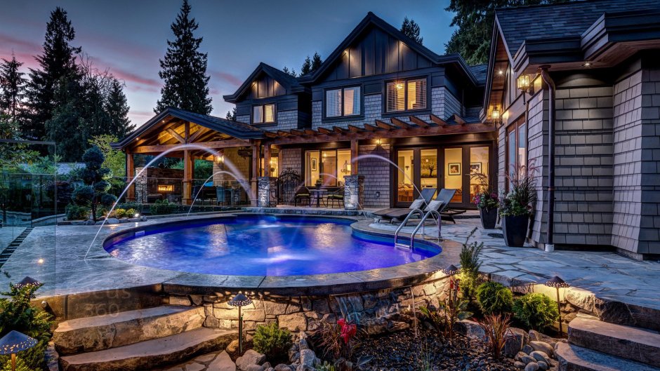 Богатый дом с бассейном