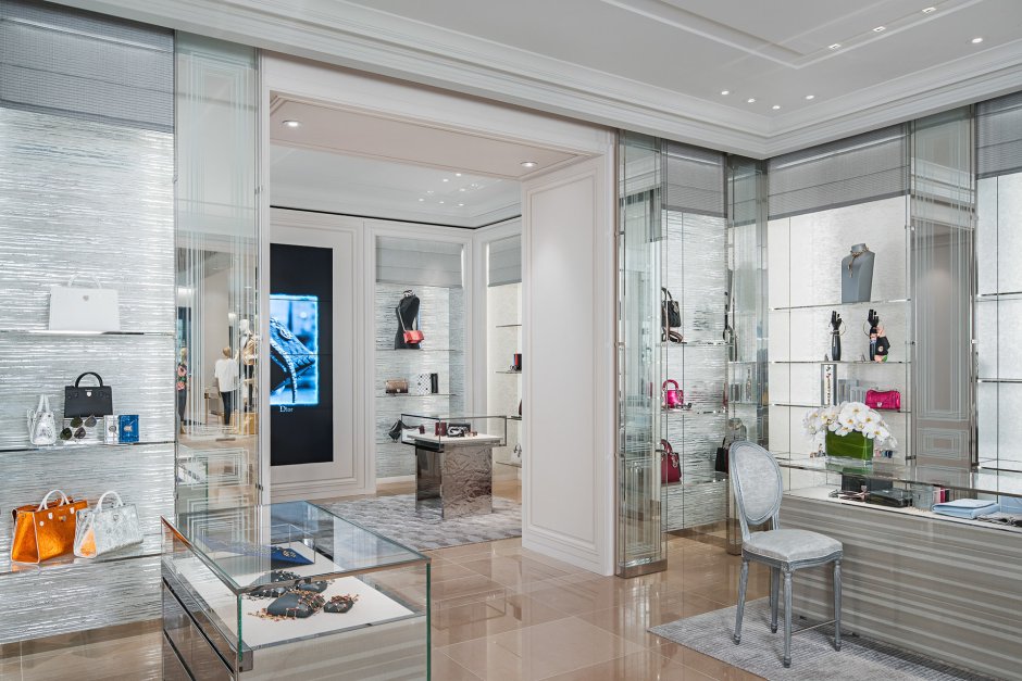 Интерьер магазина Dior в Париже