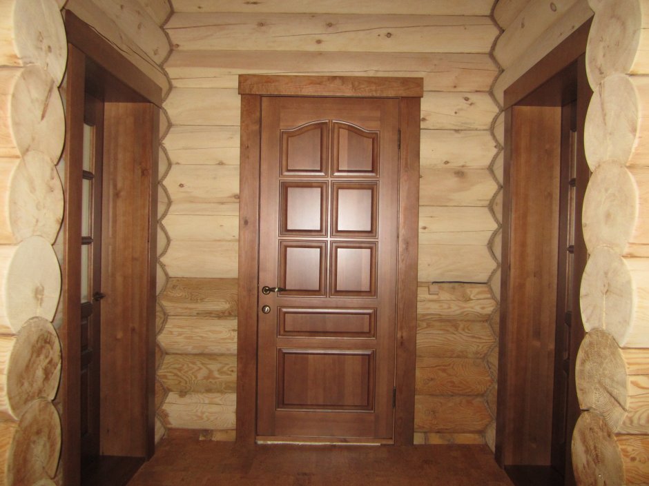 Интерьер дверей в деревянном доме