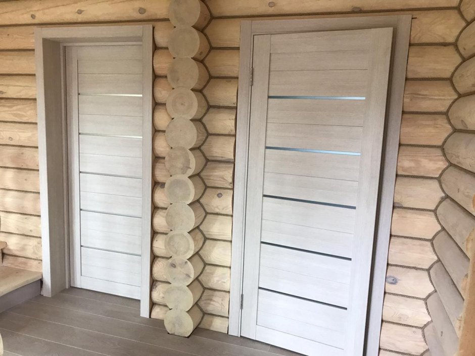 Современная деревянная входная дверь