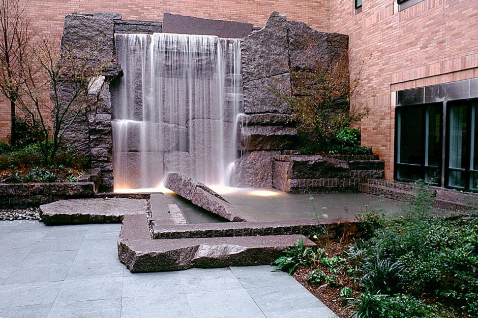 Фонтан стеновой водопад во дворе