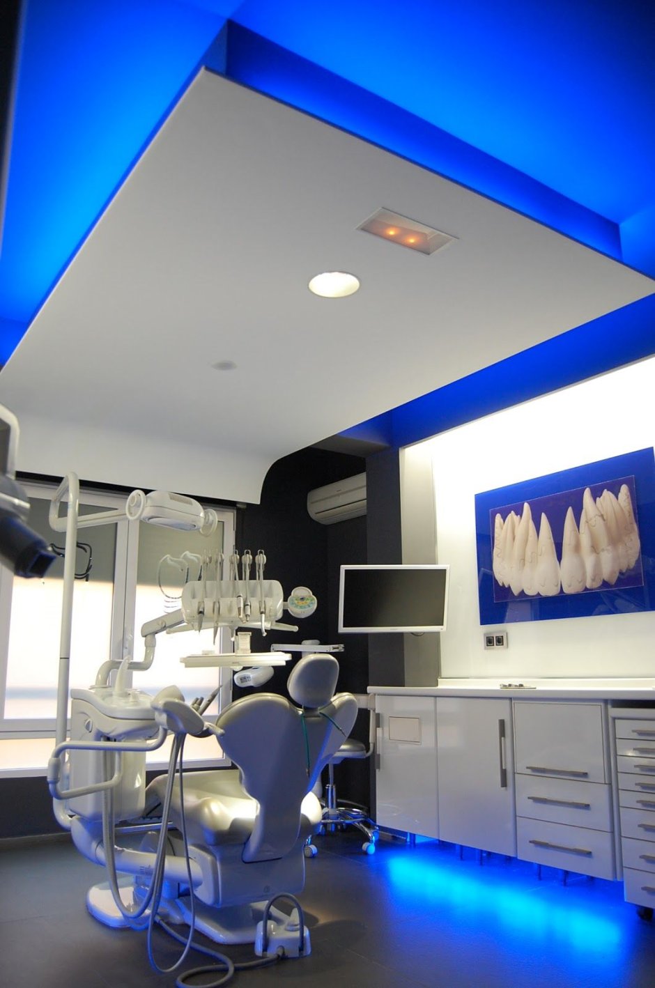 Стоматологический кабинет в черно белом цвете