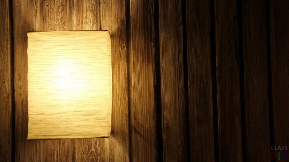 Деревянная стена с лампочками