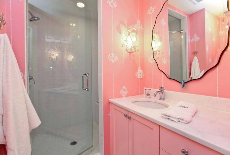 Мебель для ванной комнаты белая с розовым