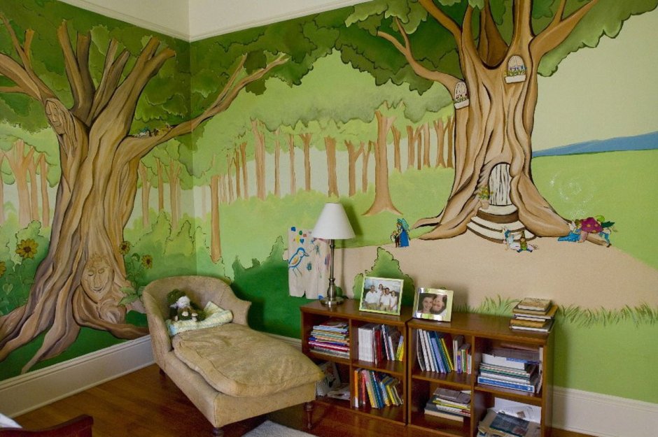 Дерево с листочками на стене